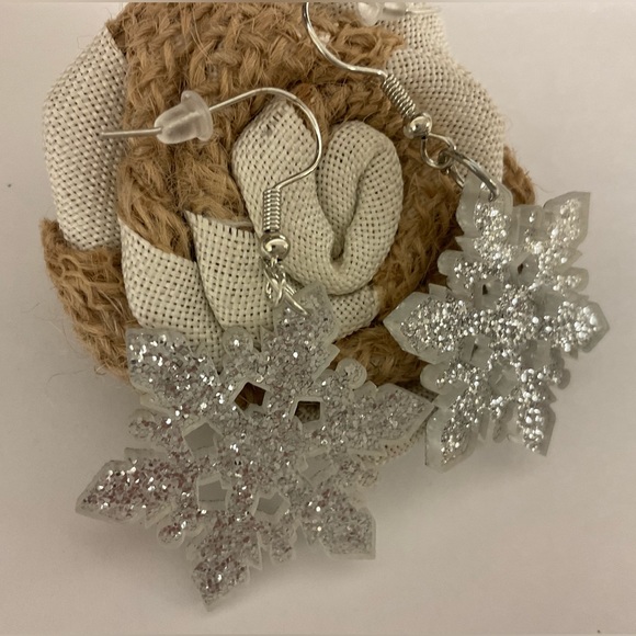 Silver Snowflake ❄️ Earrings - Picture 3 of 4